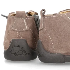 Botita niño sport con puntera y talonera con cordones elásticos en serraje.