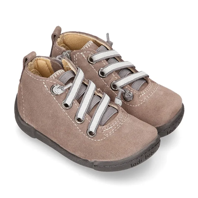 Botita niño sport con puntera y talonera con cordones elásticos en serraje.