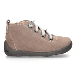 Botita niño sport con puntera y talonera con cordones elásticos en serraje.