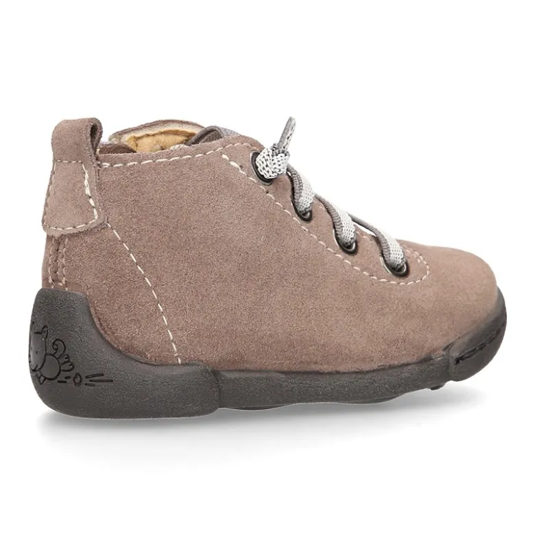 Botita niño sport con puntera y talonera con cordones elásticos en serraje.