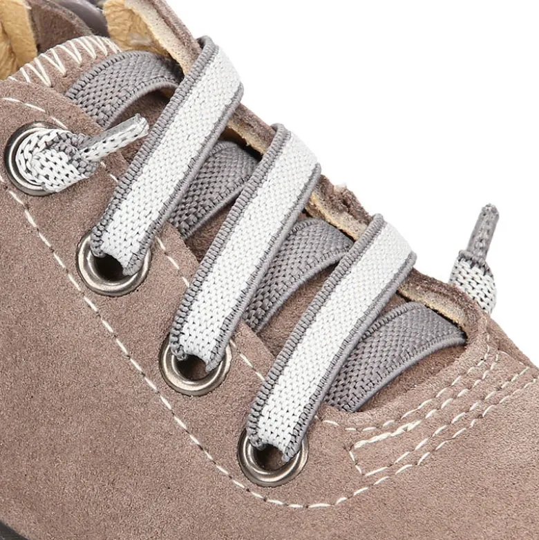 Botita niño sport con puntera y talonera con cordones elásticos en serraje.