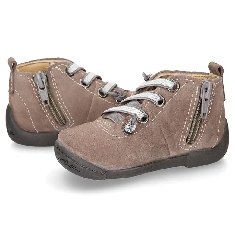Botita niño sport con puntera y talonera con cordones elásticos en serraje.