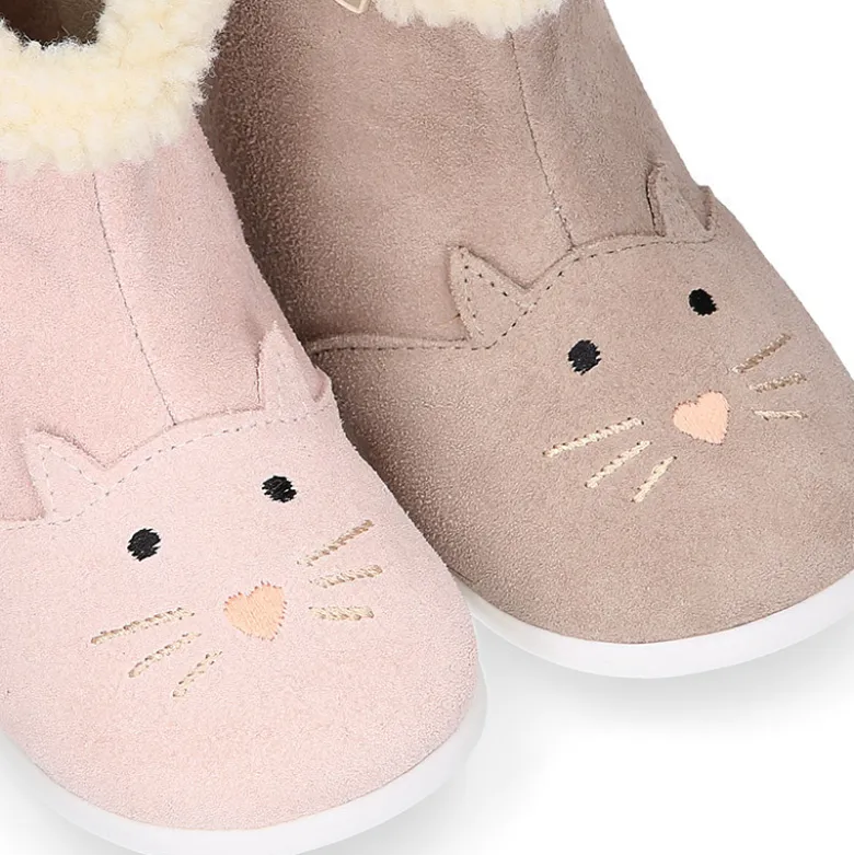 Botita niños respetuosa OKAA FLEX con drop cero y diseño GATITO en piel serraje.