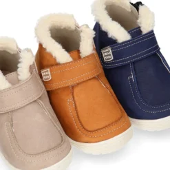 Botita niños respetuosa OKAA FLEX tipo Wallabee con cuello borrego en piel Nobuck.