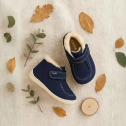 Botita niños respetuosa OKAA FLEX tipo Wallabee con cuello borrego en piel Nobuck.