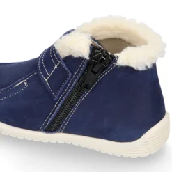 Botita niños respetuosa OKAA FLEX tipo Wallabee con cuello borrego en piel Nobuck.