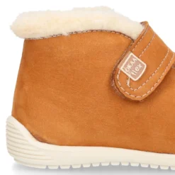Botita niños respetuosa OKAA FLEX tipo Wallabee con cuello borrego en piel Nobuck.