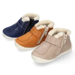 Botita niños respetuosa OKAA FLEX tipo Wallabee con cuello borrego en piel Nobuck.