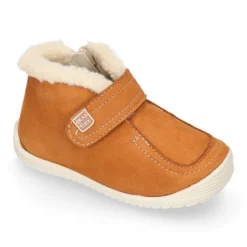 Botita niños respetuosa OKAA FLEX tipo Wallabee con cuello borrego en piel Nobuck.