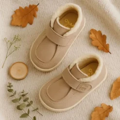 Botita niños respetuosa OKAA FLEX tipo Wallabee con cuello borrego en piel Nobuck.