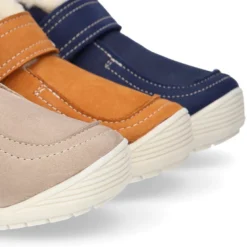 Botita niños respetuosa OKAA FLEX tipo Wallabee con cuello borrego en piel Nobuck.