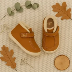 Botita niños respetuosa OKAA FLEX tipo Wallabee con cuello borrego en piel Nobuck.