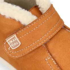 Botita niños respetuosa OKAA FLEX tipo Wallabee con cuello borrego en piel Nobuck.