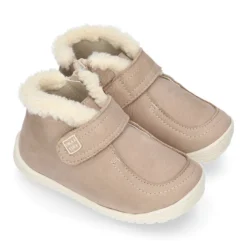 Botita niños respetuosa OKAA FLEX tipo Wallabee con cuello borrego en piel Nobuck.