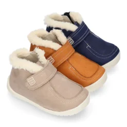Botita niños respetuosa OKAA FLEX tipo Wallabee con cuello borrego en piel Nobuck.