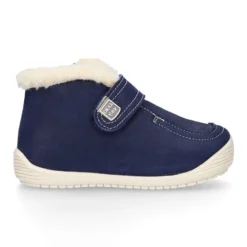 Botita niños respetuosa OKAA FLEX tipo Wallabee con cuello borrego en piel Nobuck.