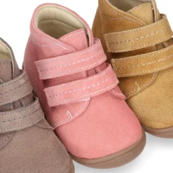 Botita niños sin cordones con puntera y talonera en piel serraje.