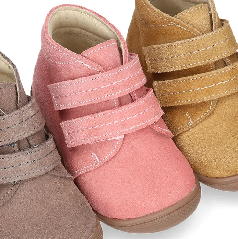 Botita niños sin cordones con puntera y talonera en piel serraje.