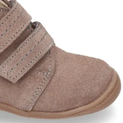 Botita niños sin cordones con puntera y talonera en piel serraje.