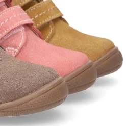 Botita niños sin cordones con puntera y talonera en piel serraje.