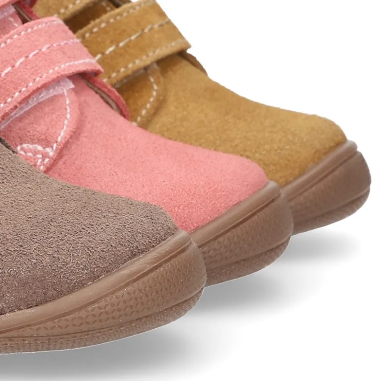 Botita niños sin cordones con puntera y talonera en piel serraje.