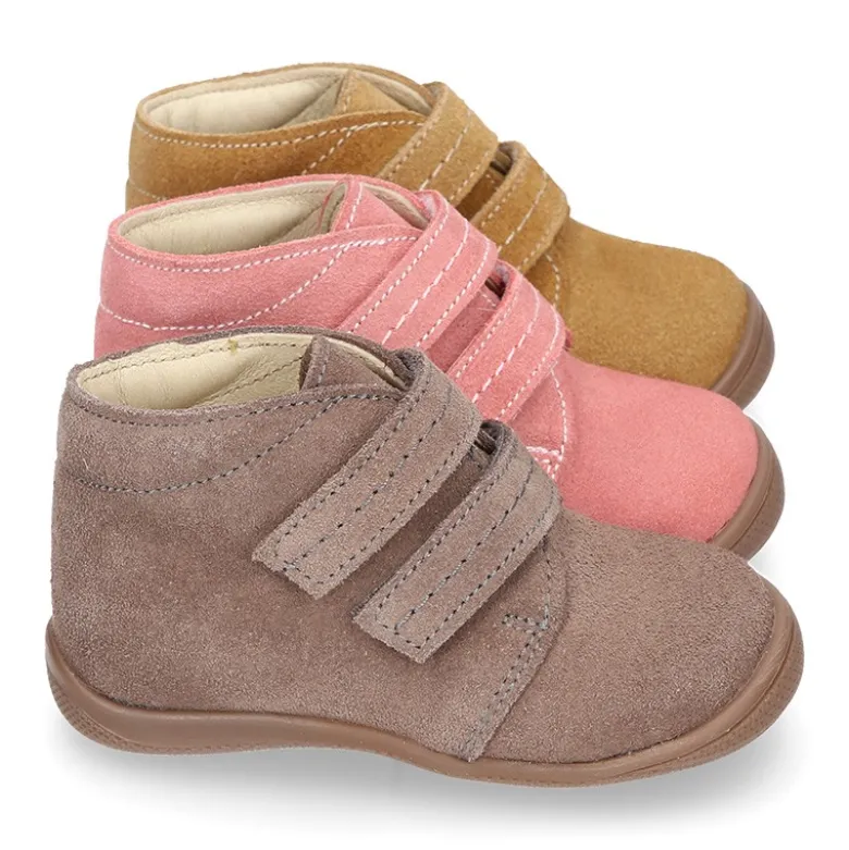 Botita niños sin cordones con puntera y talonera en piel serraje.