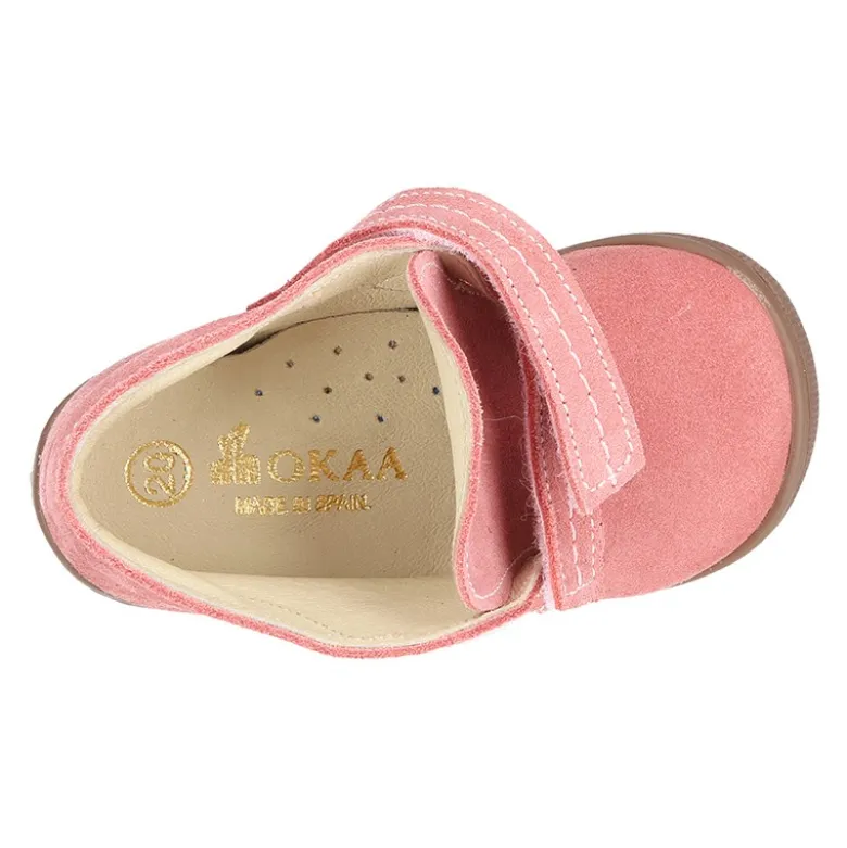 Botita niños sin cordones con puntera y talonera en piel serraje.