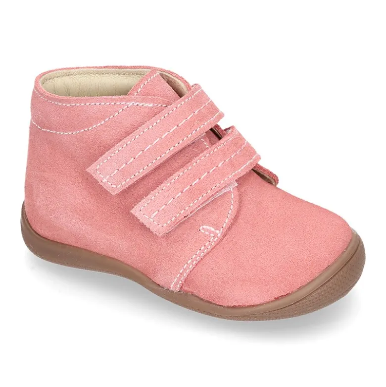 Botita niños sin cordones con puntera y talonera en piel serraje.