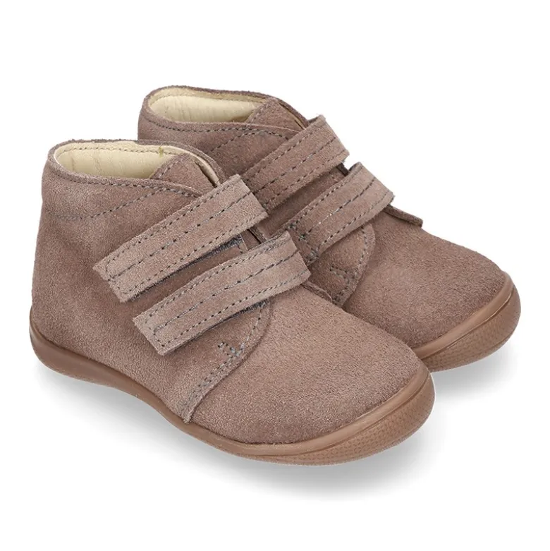 Botita niños sin cordones con puntera y talonera en piel serraje.