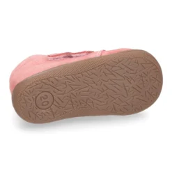 Botita niños sin cordones con puntera y talonera en piel serraje.