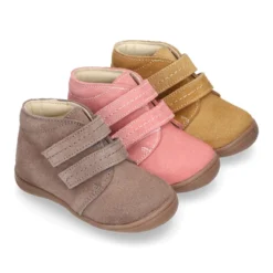 Botita niños sin cordones con puntera y talonera en piel serraje.