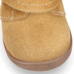 Botita niños sin cordones con puntera y talonera en piel serraje.