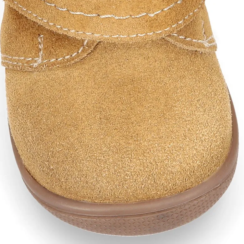 Botita niños sin cordones con puntera y talonera en piel serraje.