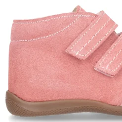 Botita niños sin cordones con puntera y talonera en piel serraje.