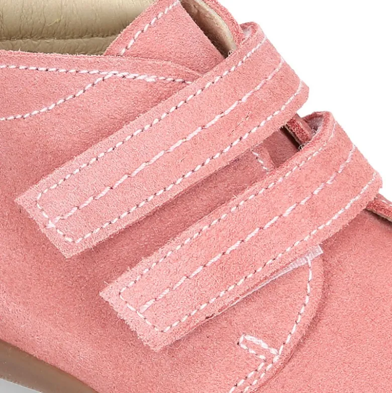 Botita niños sin cordones con puntera y talonera en piel serraje.
