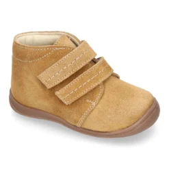 Botita niños sin cordones con puntera y talonera en piel serraje.