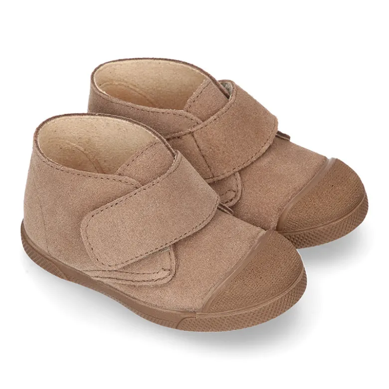 Botita niños sin cordones y con puntera en piel serraje.