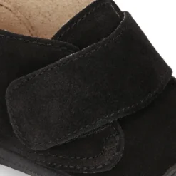 Botita niños sin cordones y con puntera en piel serraje.