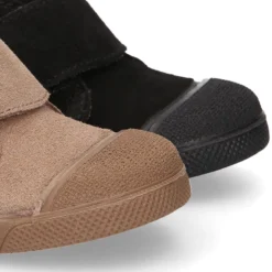 Botita niños sin cordones y con puntera en piel serraje.