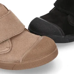 Botita niños sin cordones y con puntera en piel serraje.