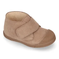 Botita niños sin cordones y con puntera en piel serraje.