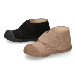Botita niños sin cordones y con puntera en piel serraje.