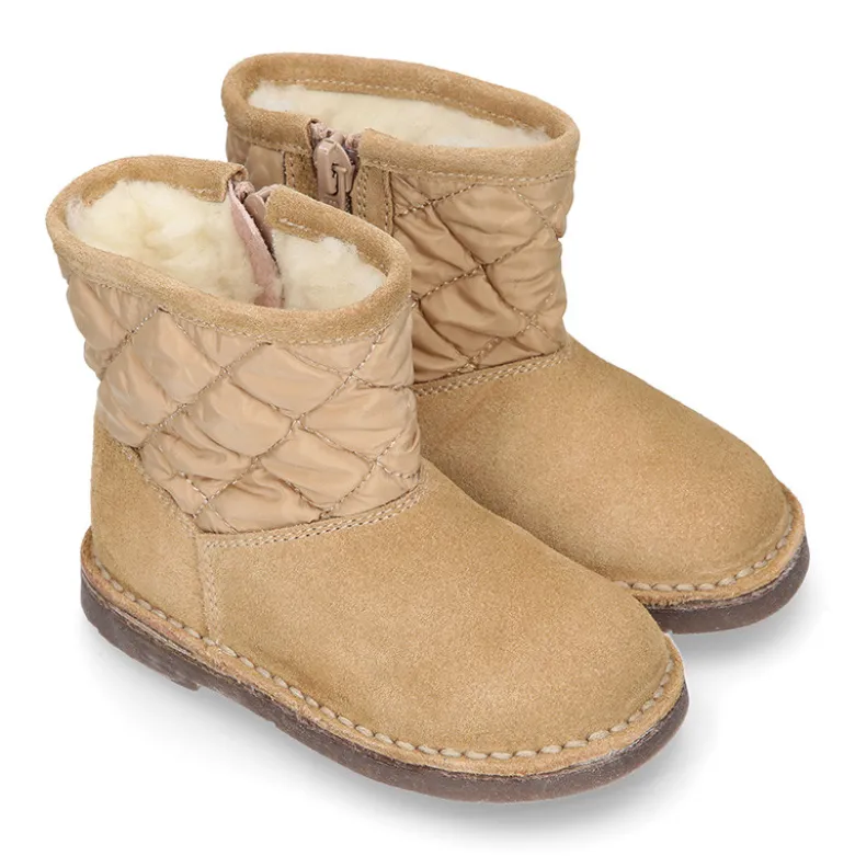 Botita niños tipo Australiana con cremallera y BORREGO interior en piel serraje y Nylon.