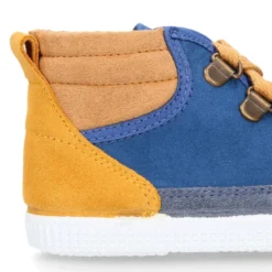 Botita niños tipo bamba estilo MONTAÑA con cordones en serratex.