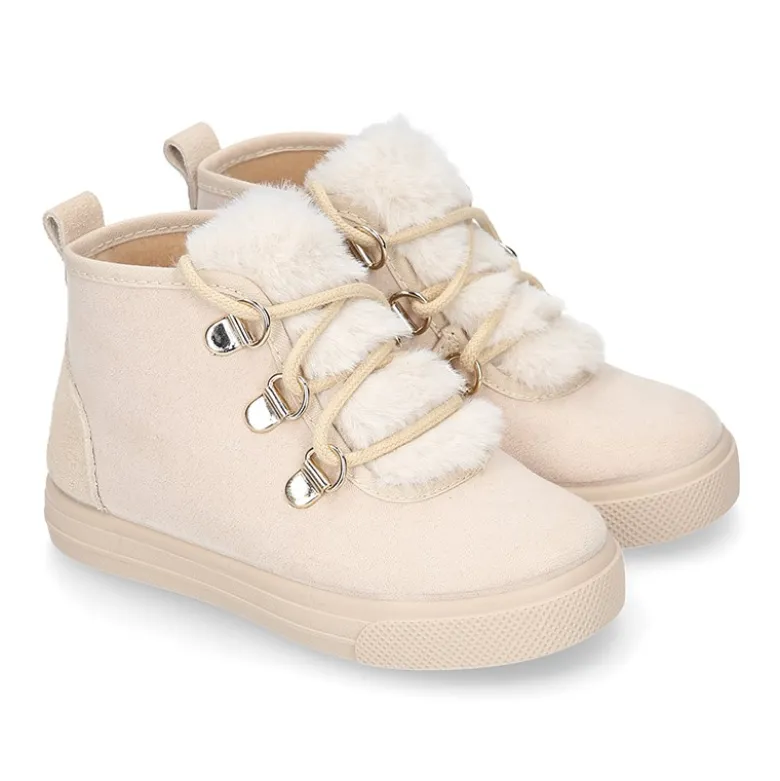 Botita niños tipo MONTAÑA con cordones y lengüeta pelo.