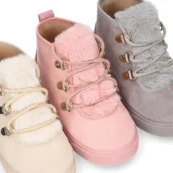 Botita niños tipo MONTAÑA con cordones y lengüeta pelo.