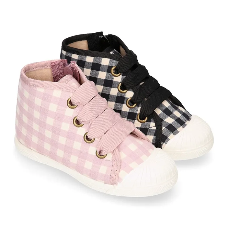 Botita niños tipo zapatilla con cordones y puntera en VICHY.