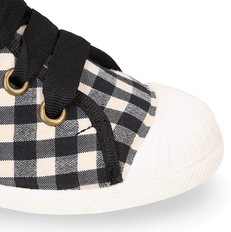 Botita niños tipo zapatilla con cordones y puntera en VICHY.
