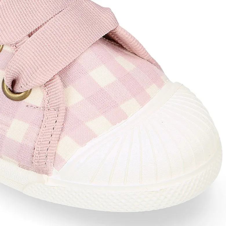 Botita niños tipo zapatilla con cordones y puntera en VICHY.