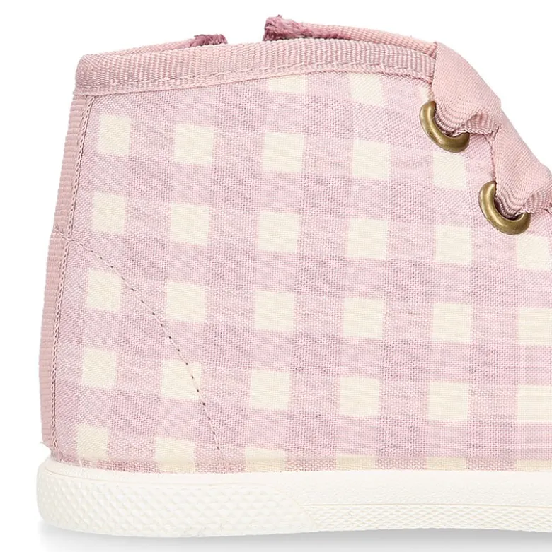 Botita niños tipo zapatilla con cordones y puntera en VICHY.